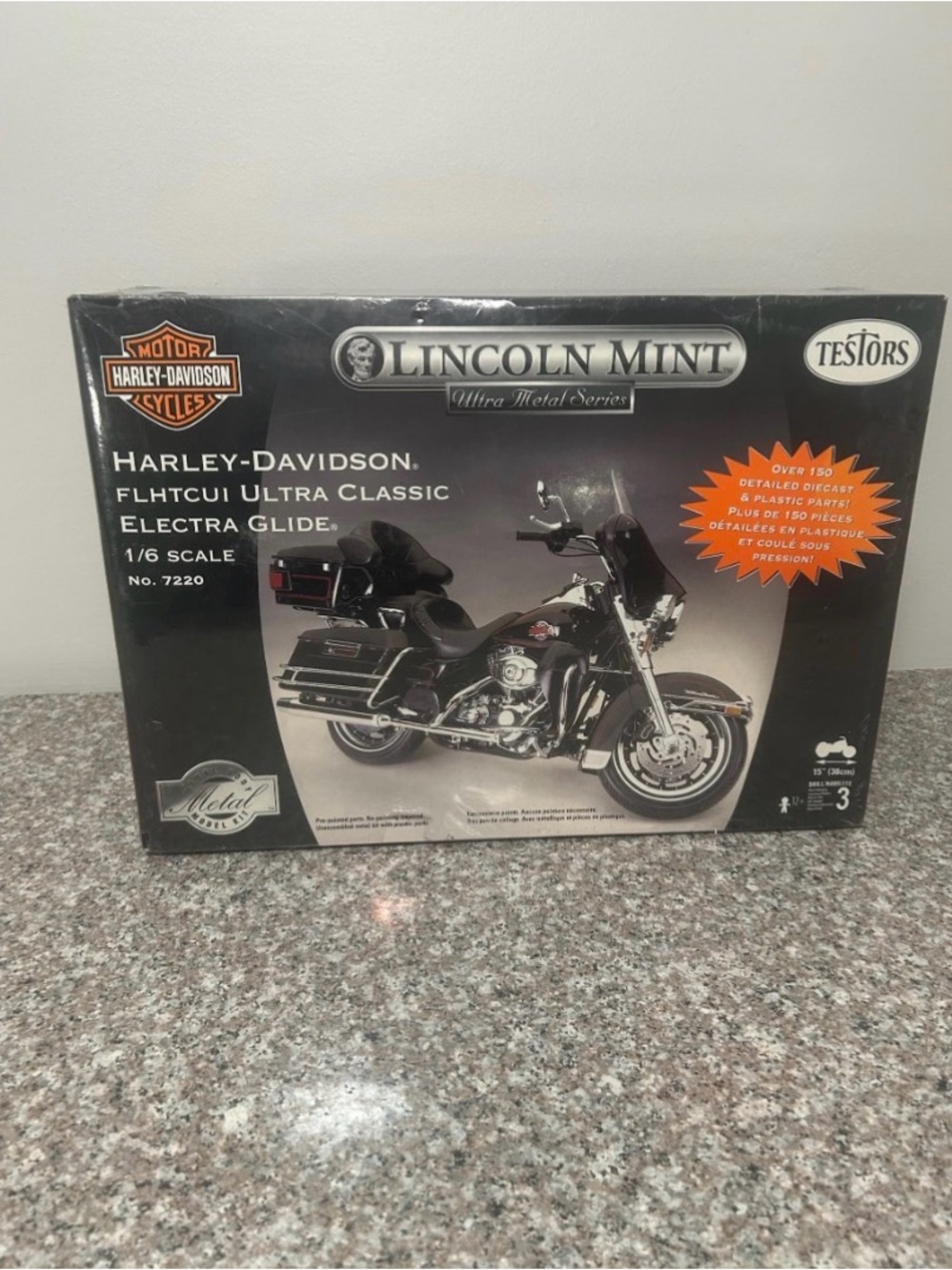 Harley-Davidson Electra Glide 1/6 Scale Model - Black